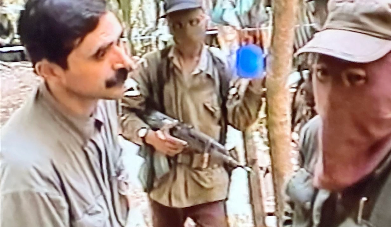 Imagen fija de un reportaje televisivo que muestra Bruno López entrevistando a guerrilleros maoístas Mexicanos.