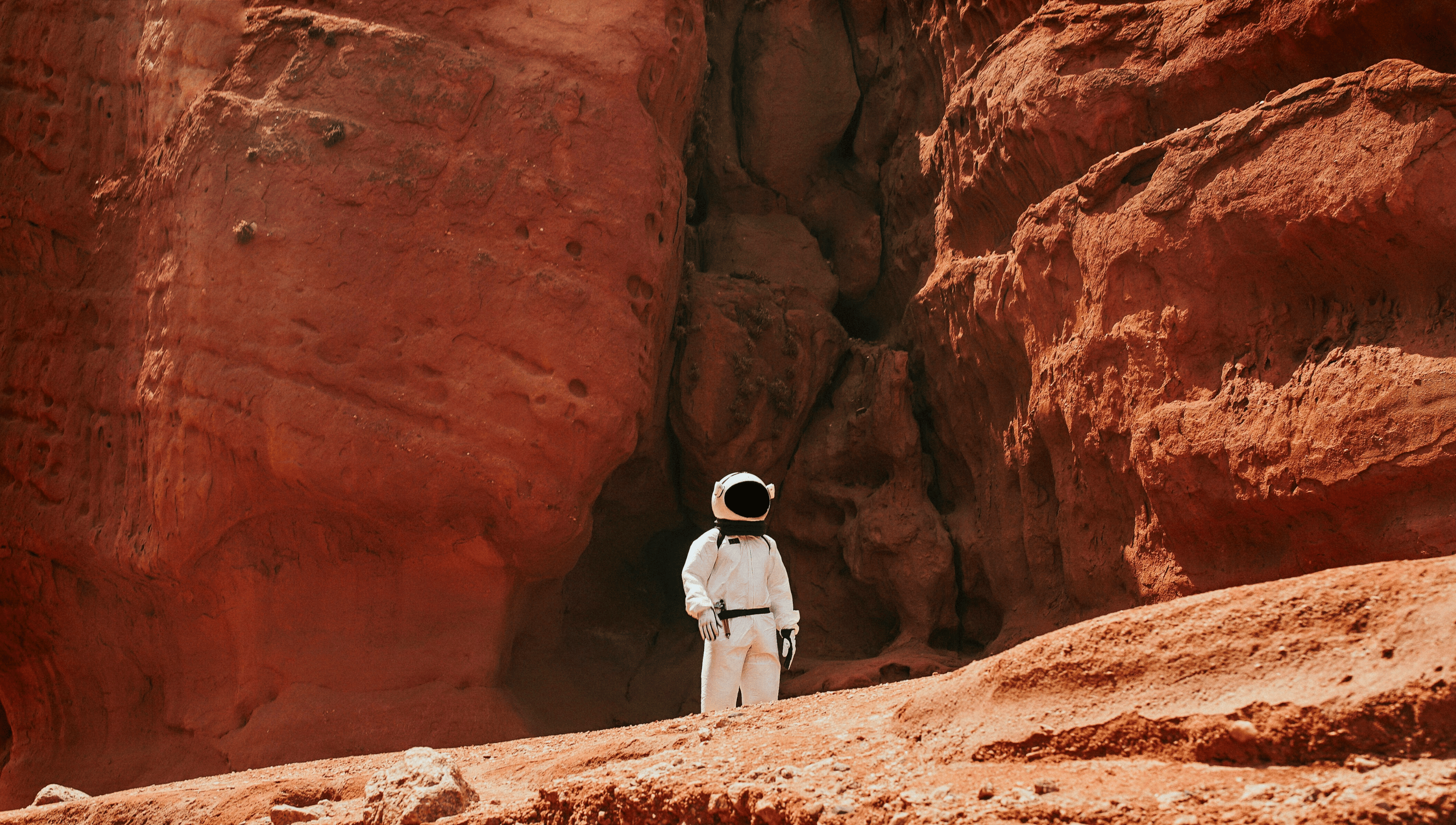 An astronaut walks on "mar