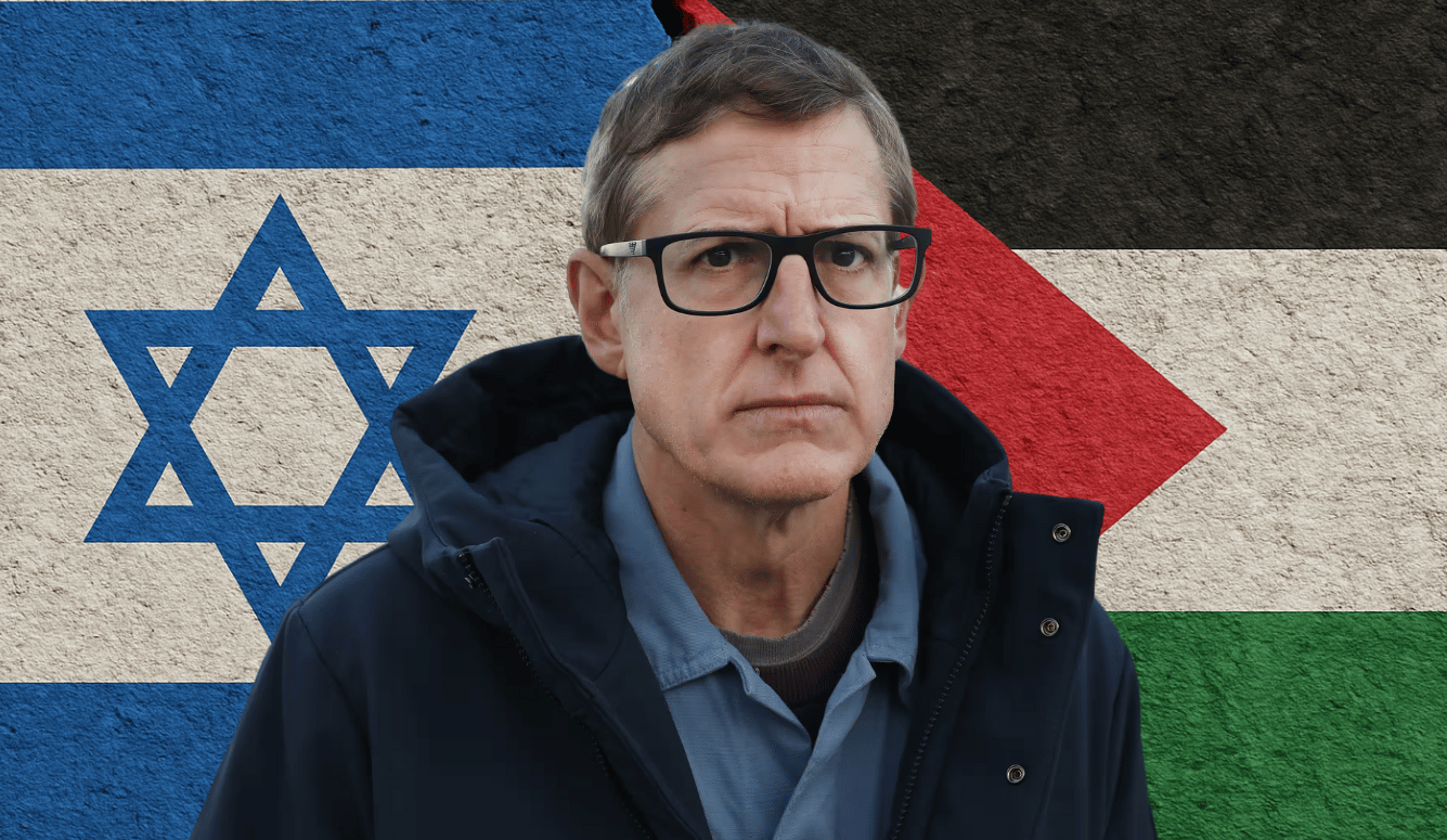 Louis Theroux is a white middle-aged man with glasses. Background of srael and Palestine flags.