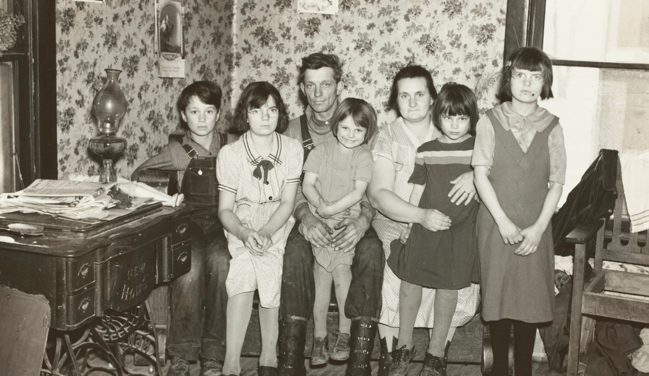 Poor looking white family. Black and white photo. 5 children. 1930s. 