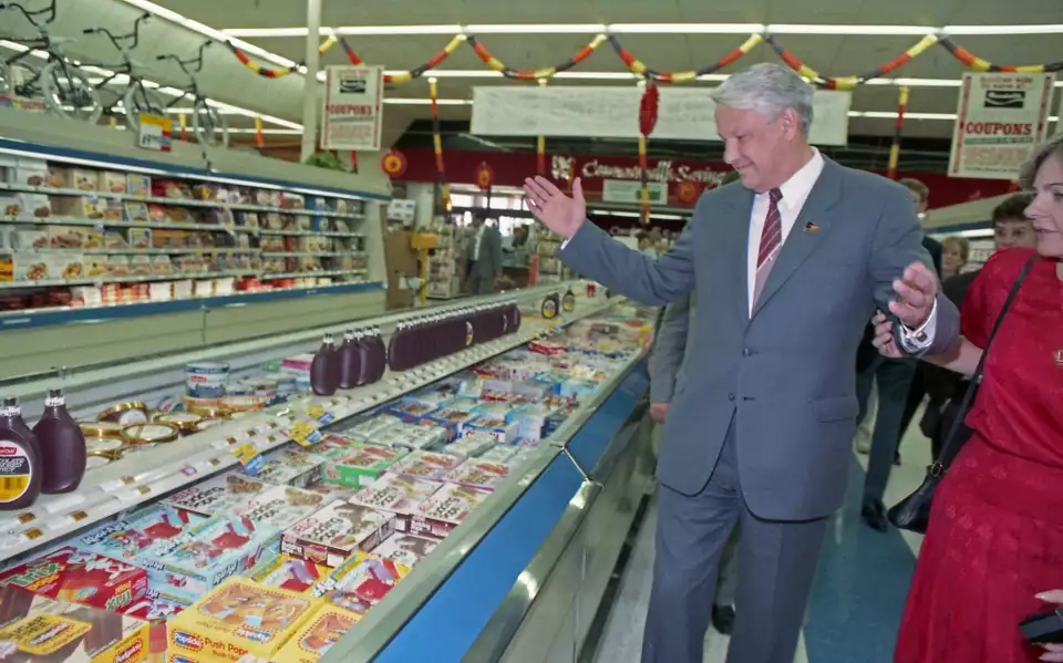 Boris Yeltsin visiting an American grocery store in 1989
